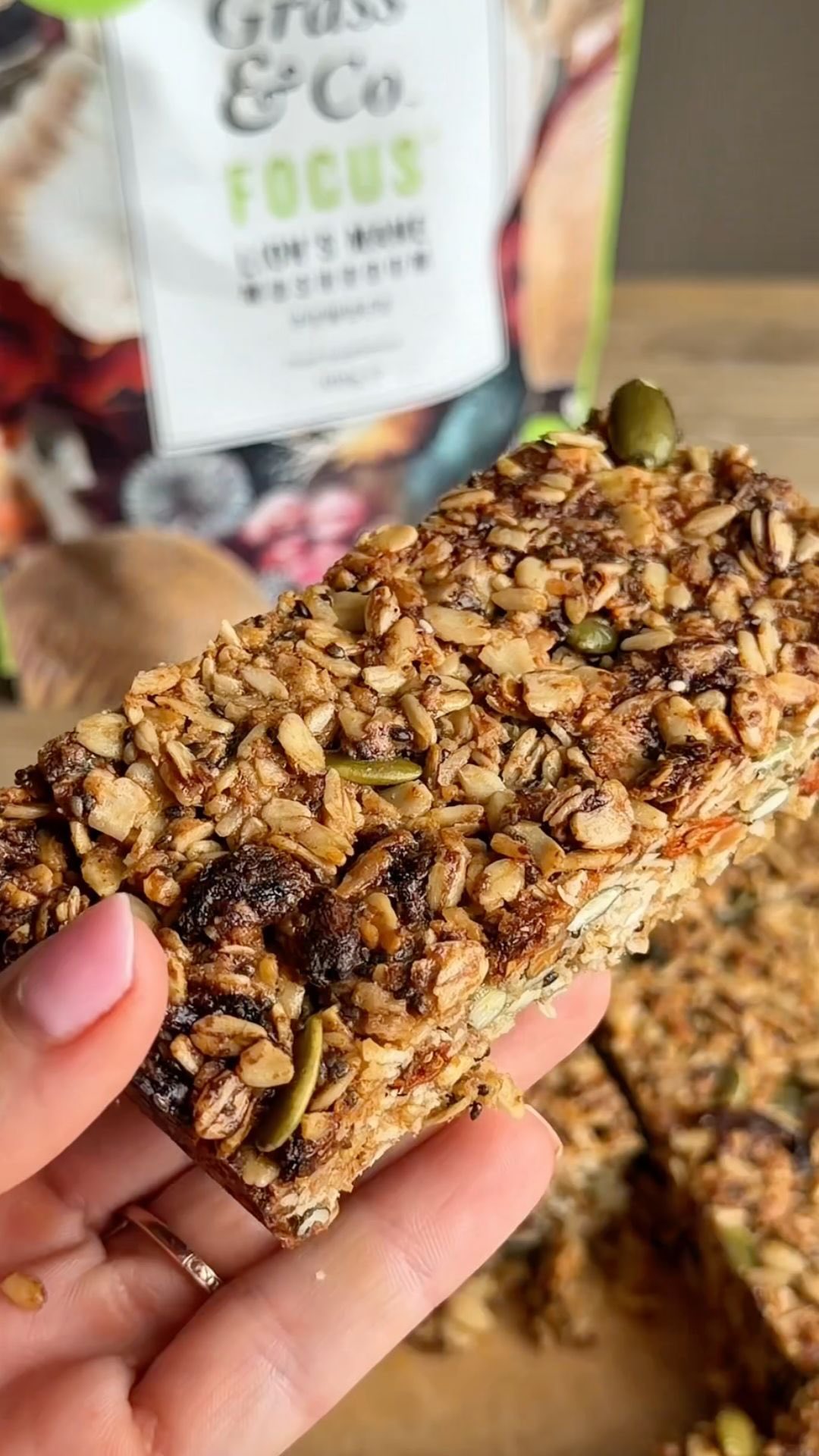 Coconut, goji and oat cereal bars