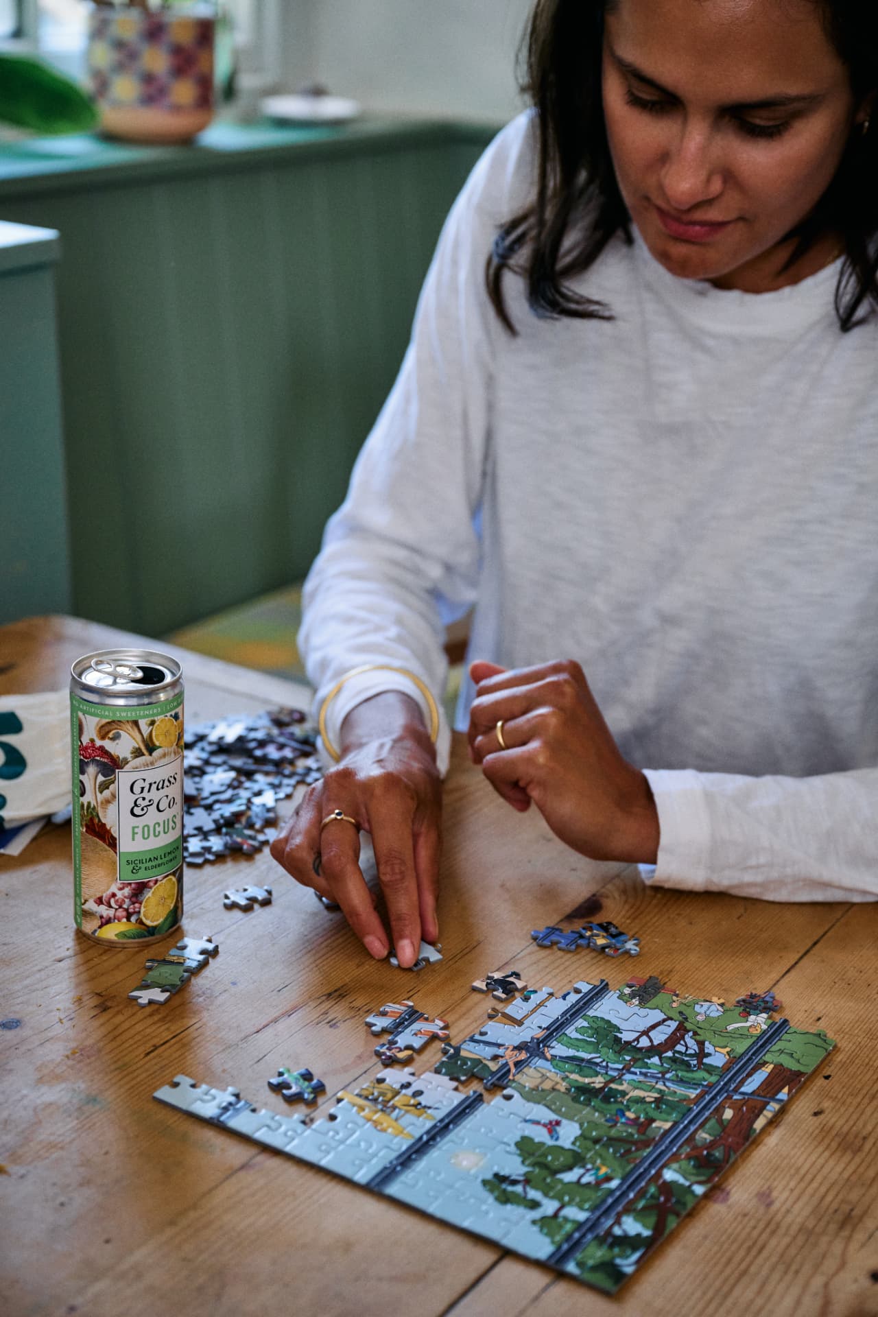Solving a jigsaw puzzle with a FOCUS can to hand